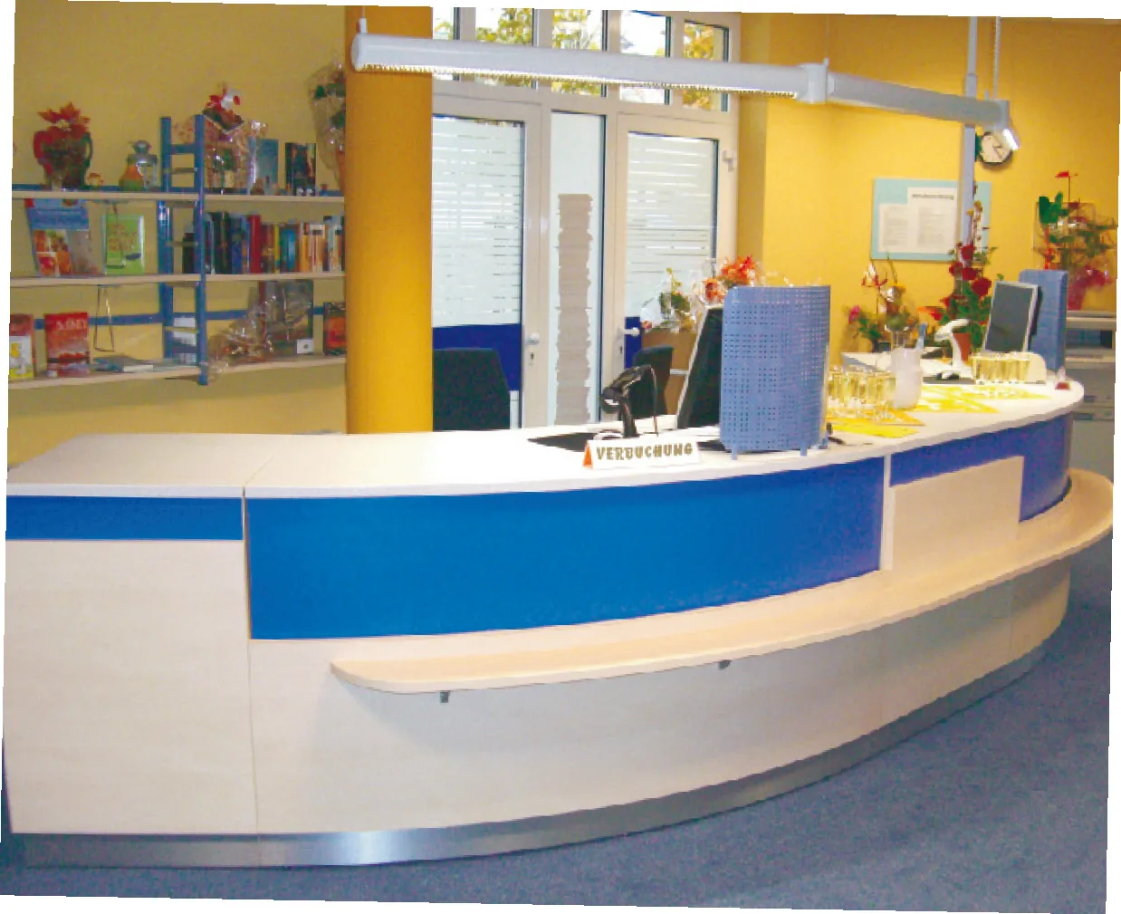 Elektromotorisch höhenverstellbare Thekenanlage — Stadtbibliothek Neustadt in Sachsen, Neustadt/Sachsen