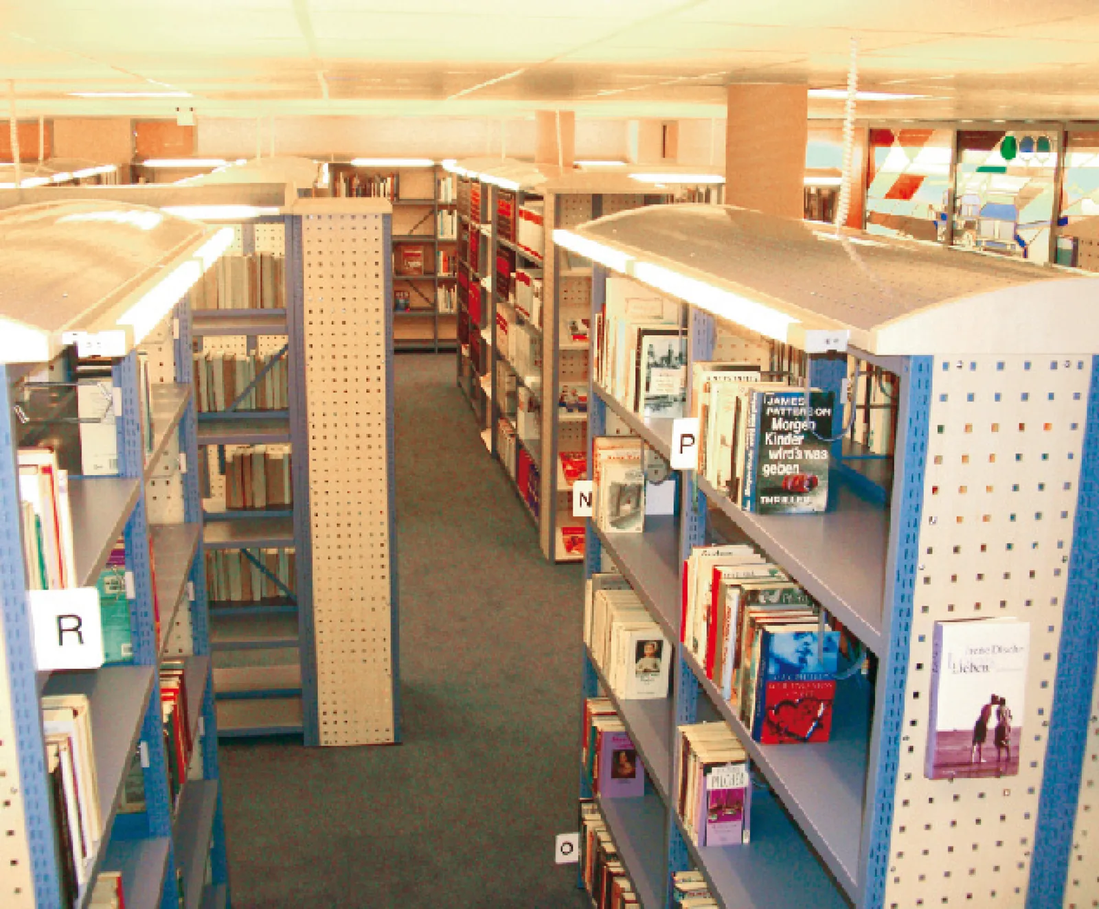Regalsystem „Letec" mit horizontaler Beleuchtung — Stadtbibliothek Neustadt in Sachsen, Neustadt/Sachsen