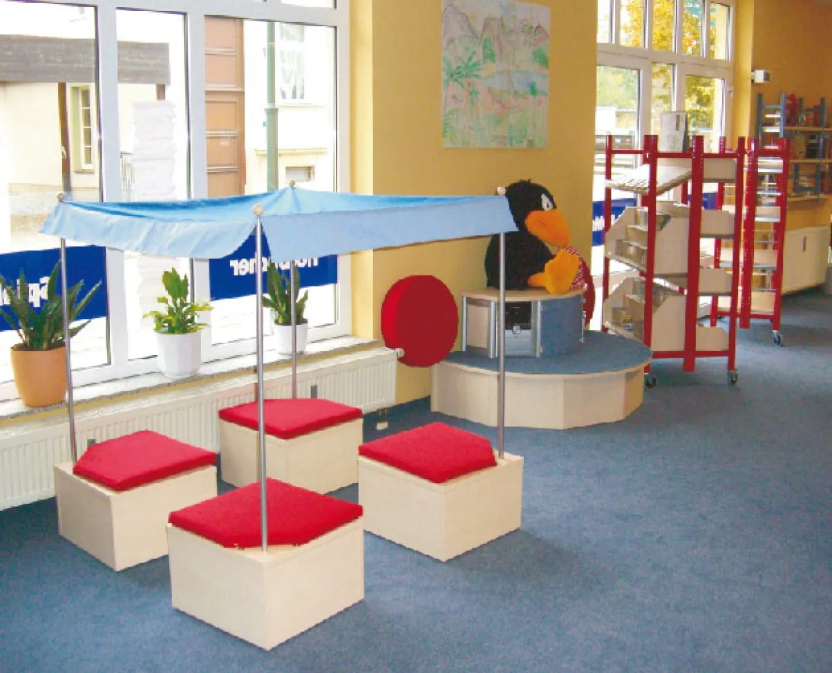 Sitzelement in der Kinderbibliothek — Stadtbibliothek Neustadt in Sachsen, Neustadt/Sachsen