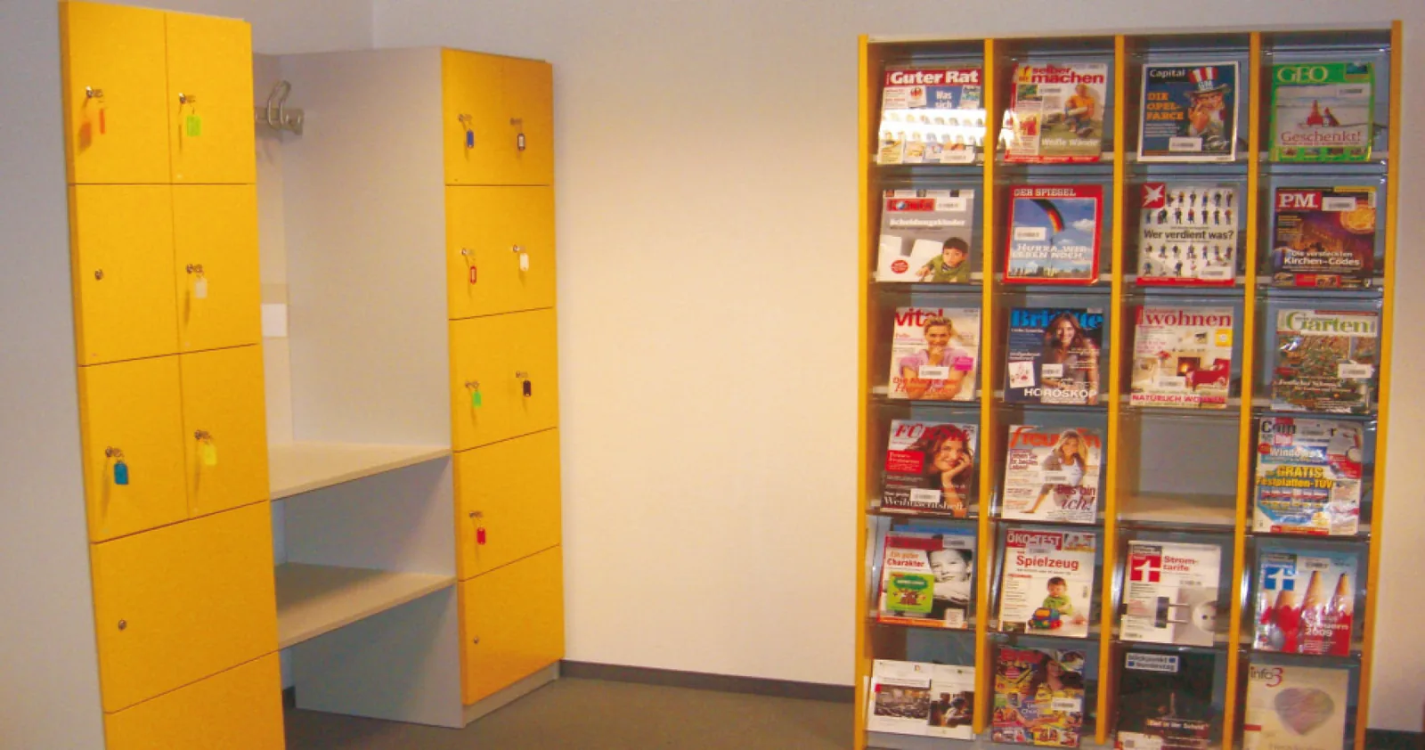 Garderobe und Zeitschriftenschrank — Stadtbibliothek Oederan, Oederan