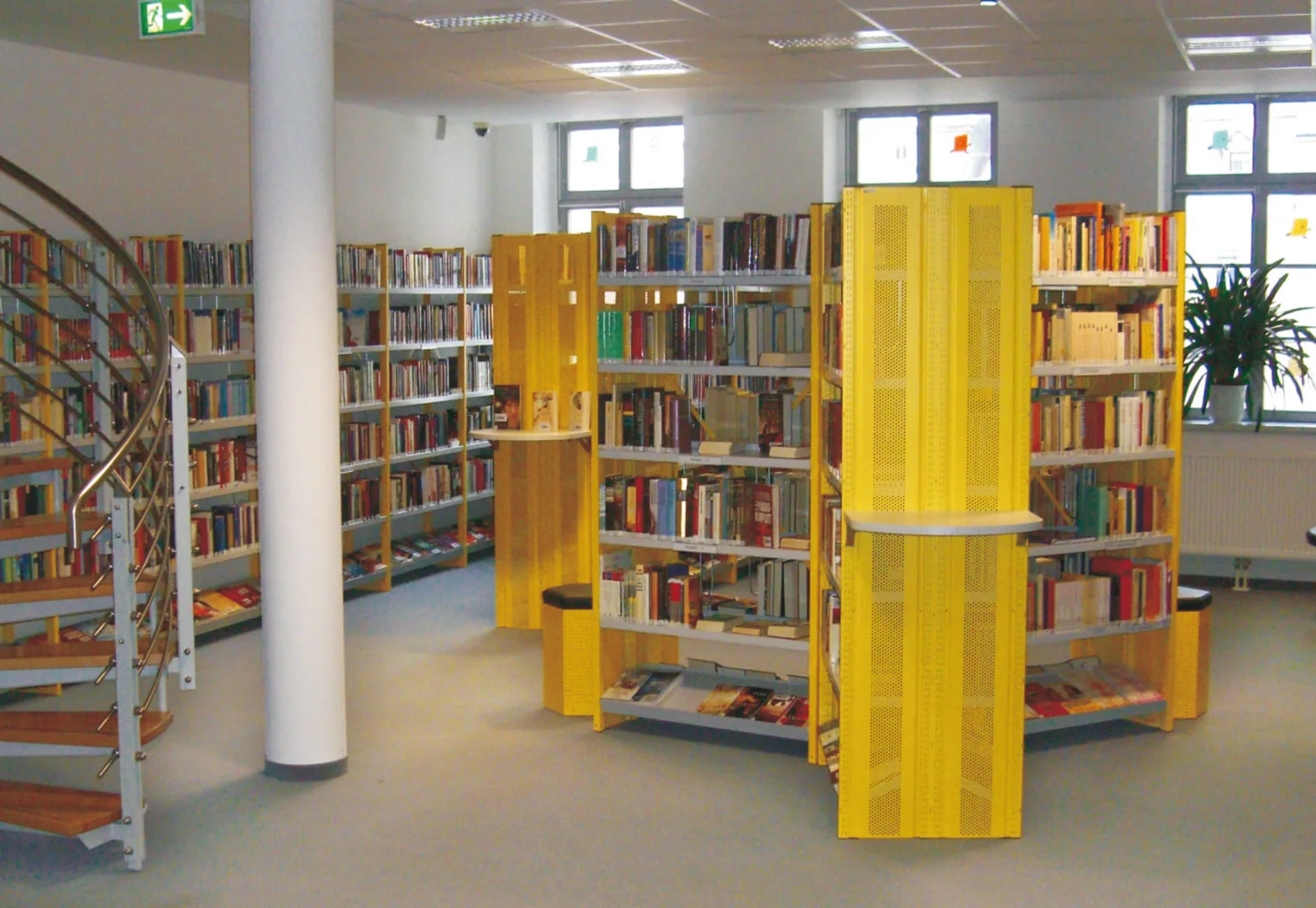 Regalsystem „Letec" mit gelben Regalständern — Stadtbibliothek Oederan, Oederan