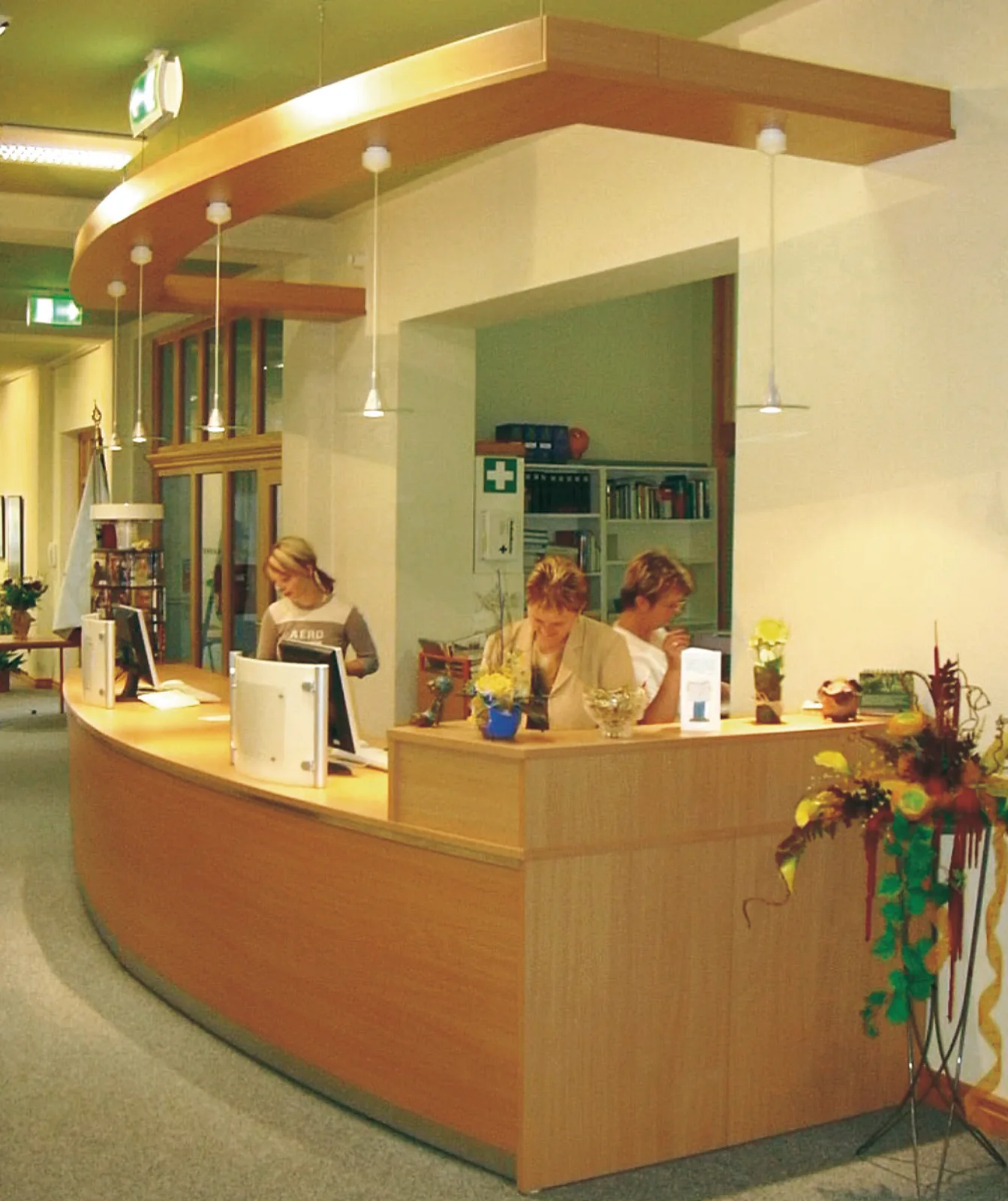 Thekenanlage mit Baldachin und Hängeleuchten — Stadtbibliothek Oelsnitz/Erzgebirge, Oelsnitz