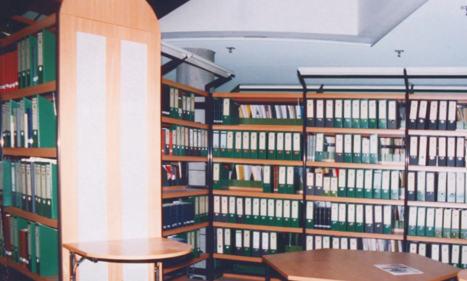 Regale mit horizontaler Beleuchtung — Offiziersschule des Heeres Dresden, Dresden