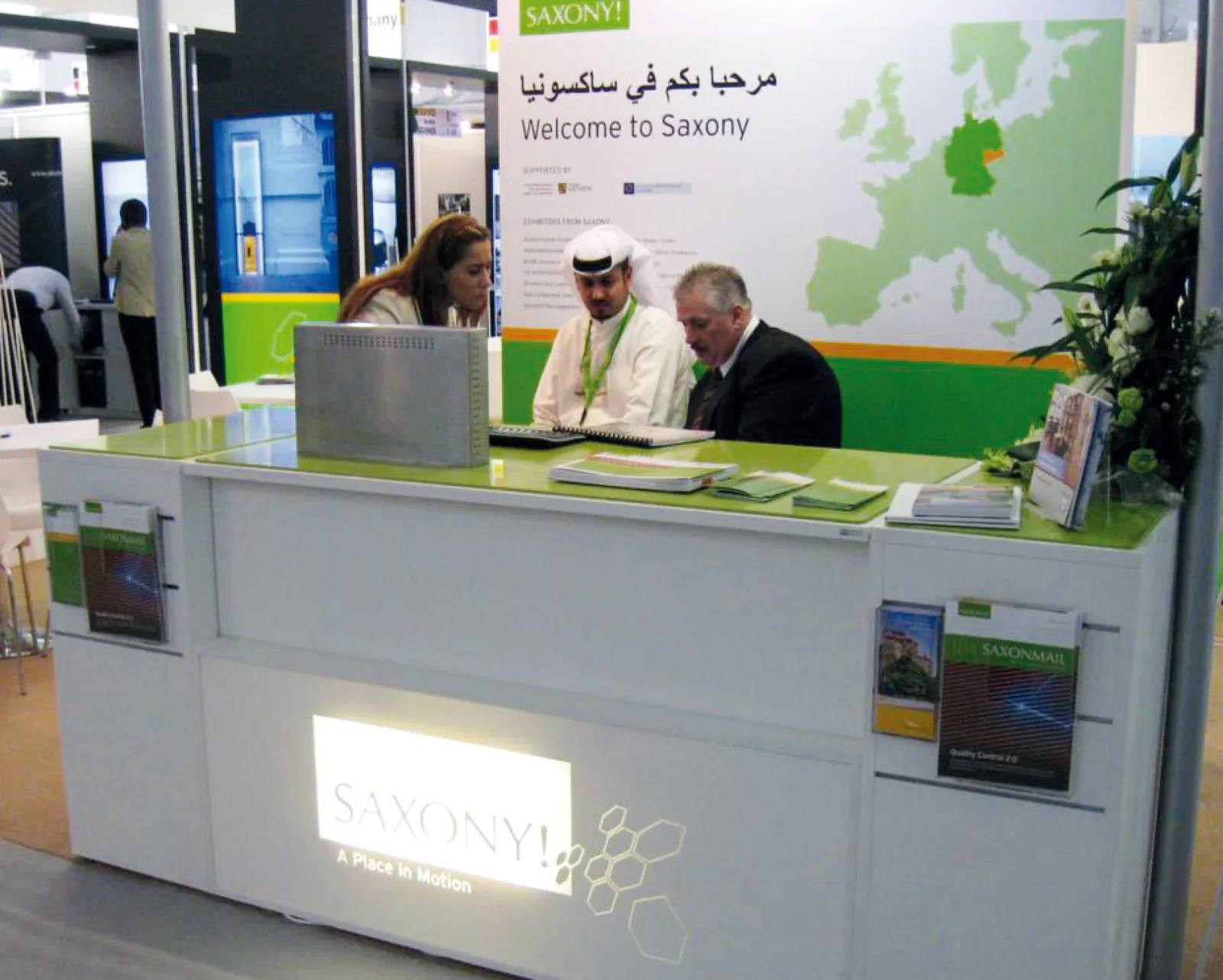 Jürgen Lenk bei der Kundenberatung — Messestand ProjectQatar, Doha (Katar)