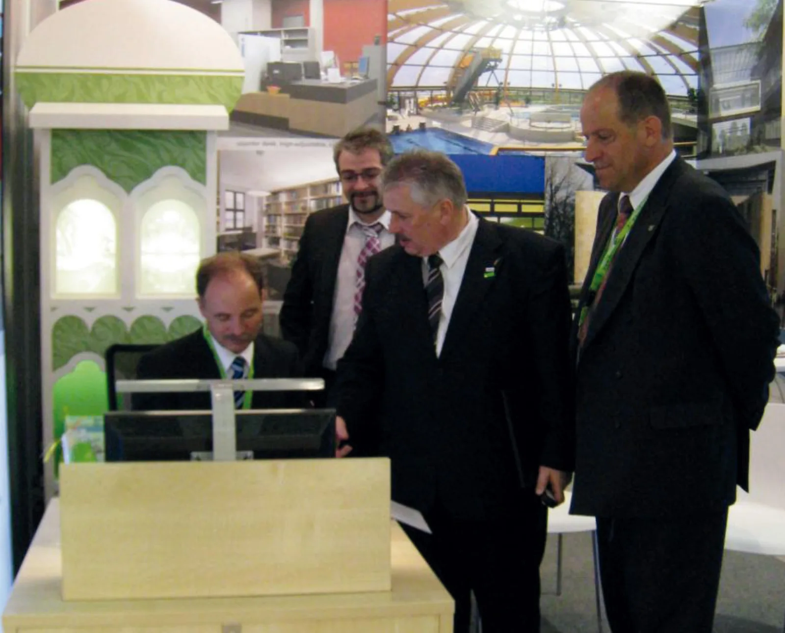 Sachsens Ministerpräsident für Wirtschaft, Sven Morlok auf dem BiblioLenk-Messestand — Messestand ProjectQatar, Doha (Katar)