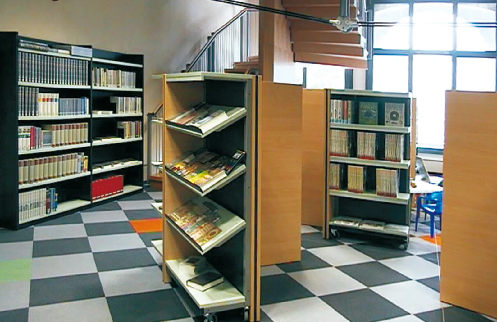 Fahrbare Regale mit Schrägfachböden — Stadtbibliothek Radebeul, Radebeul