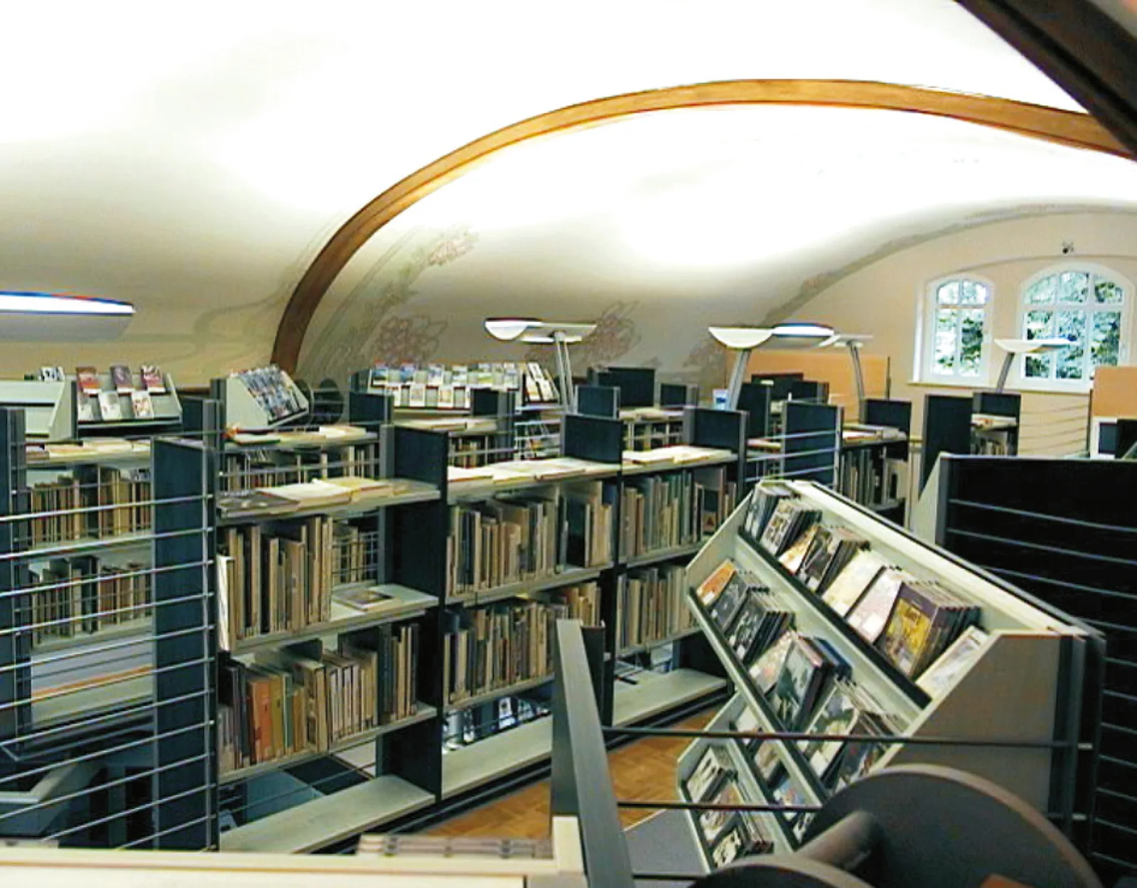 Galeriebereich: Medienregale mit Stufenfachböden — Stadtbibliothek Radebeul, Radebeul