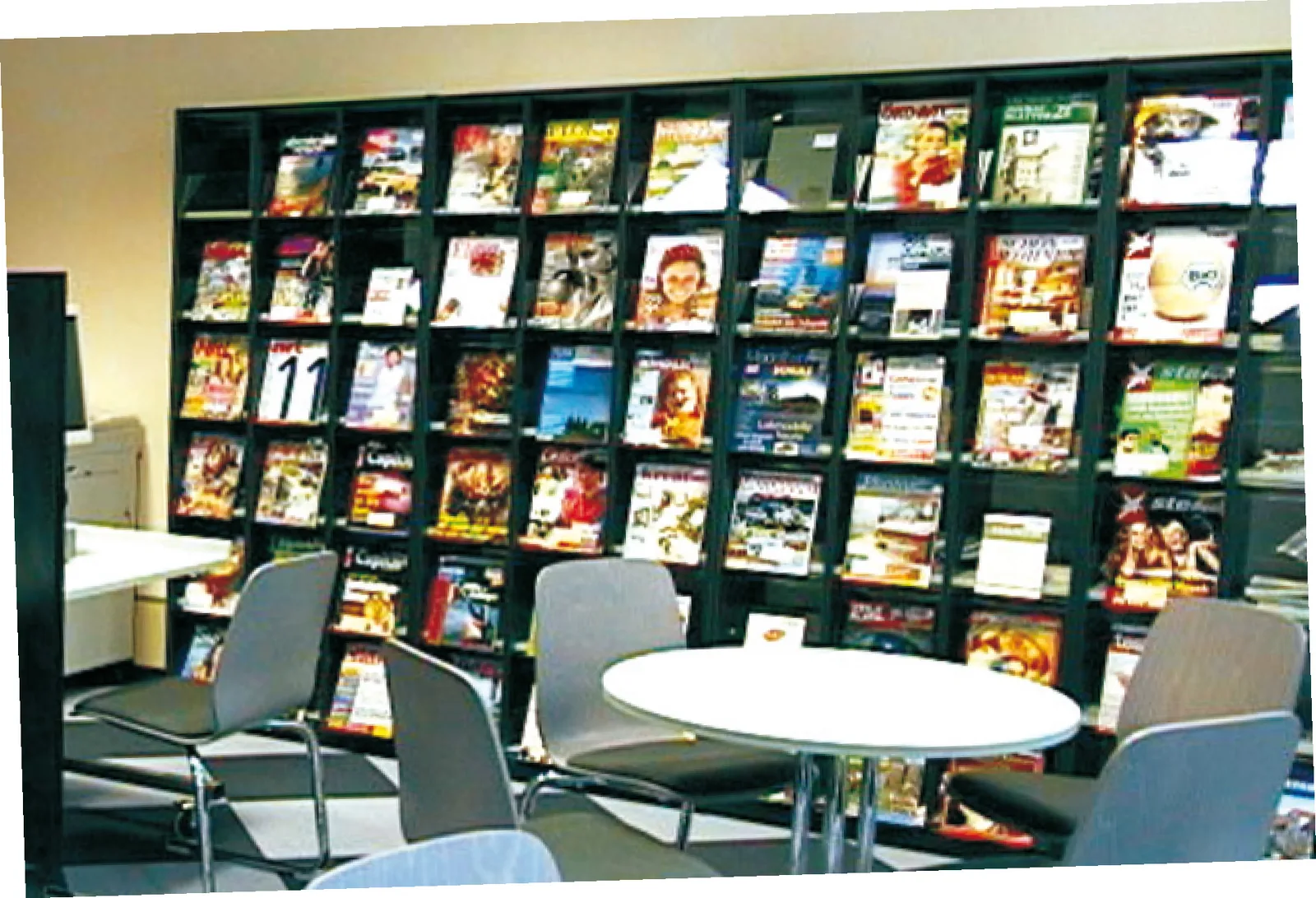 Lesecafé mit Zeitschriftenregal — Stadtbibliothek Radebeul, Radebeul