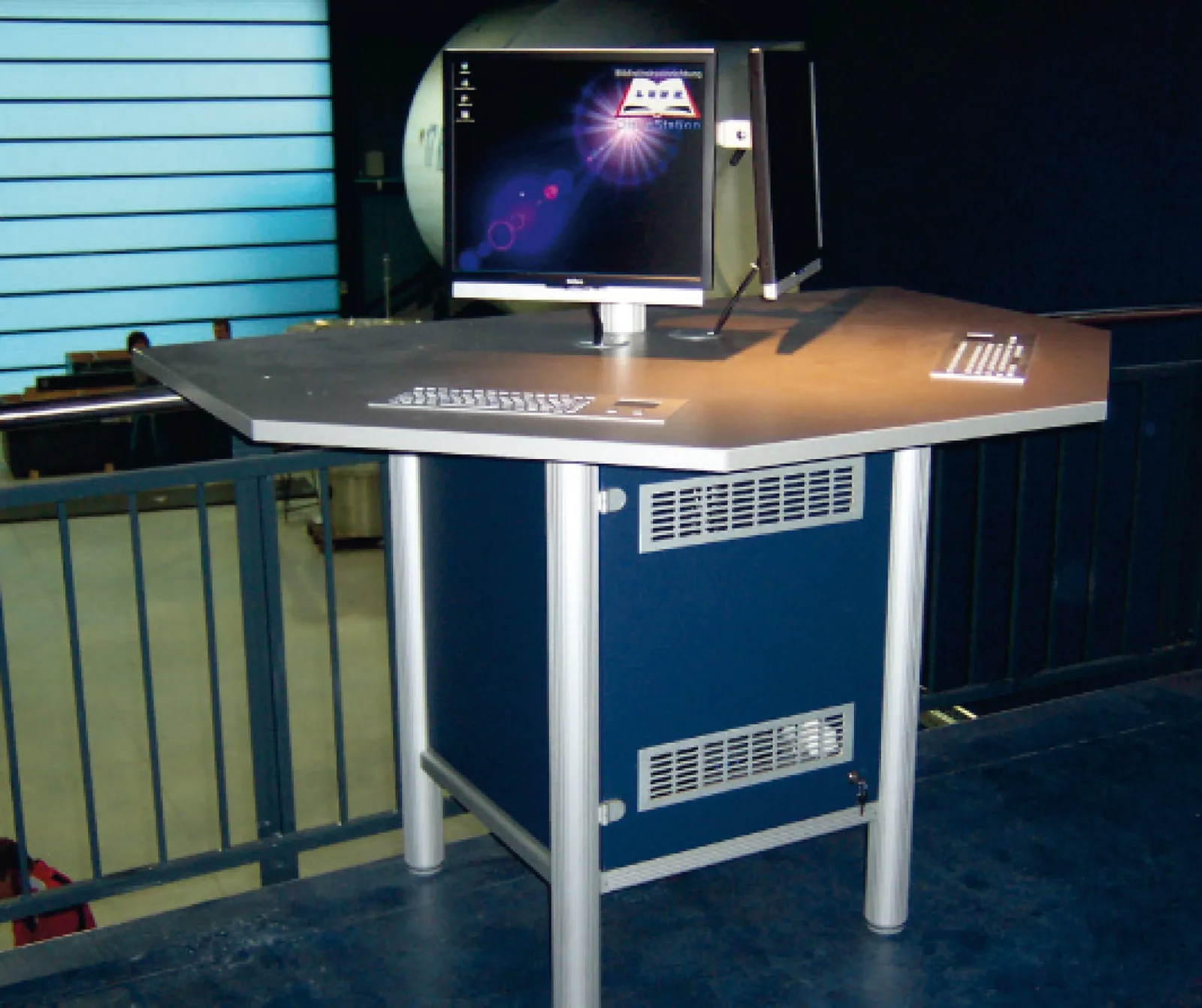 Info-Point für Besucher mit Multiuser-OfficeStation: ein Rechner = zwei Nutzer, mit eingelassenen und befestigten Tastaturen in Aluausführung, Lüftungsgitter und zwei verschließbaren Türen, Monitore an Monitorsäule über VESA-Standard befestigt — Deutsche Raumfahrtausstellung Morgenröthe-Rautenkranz, Morgenröthe-Rautenkranz