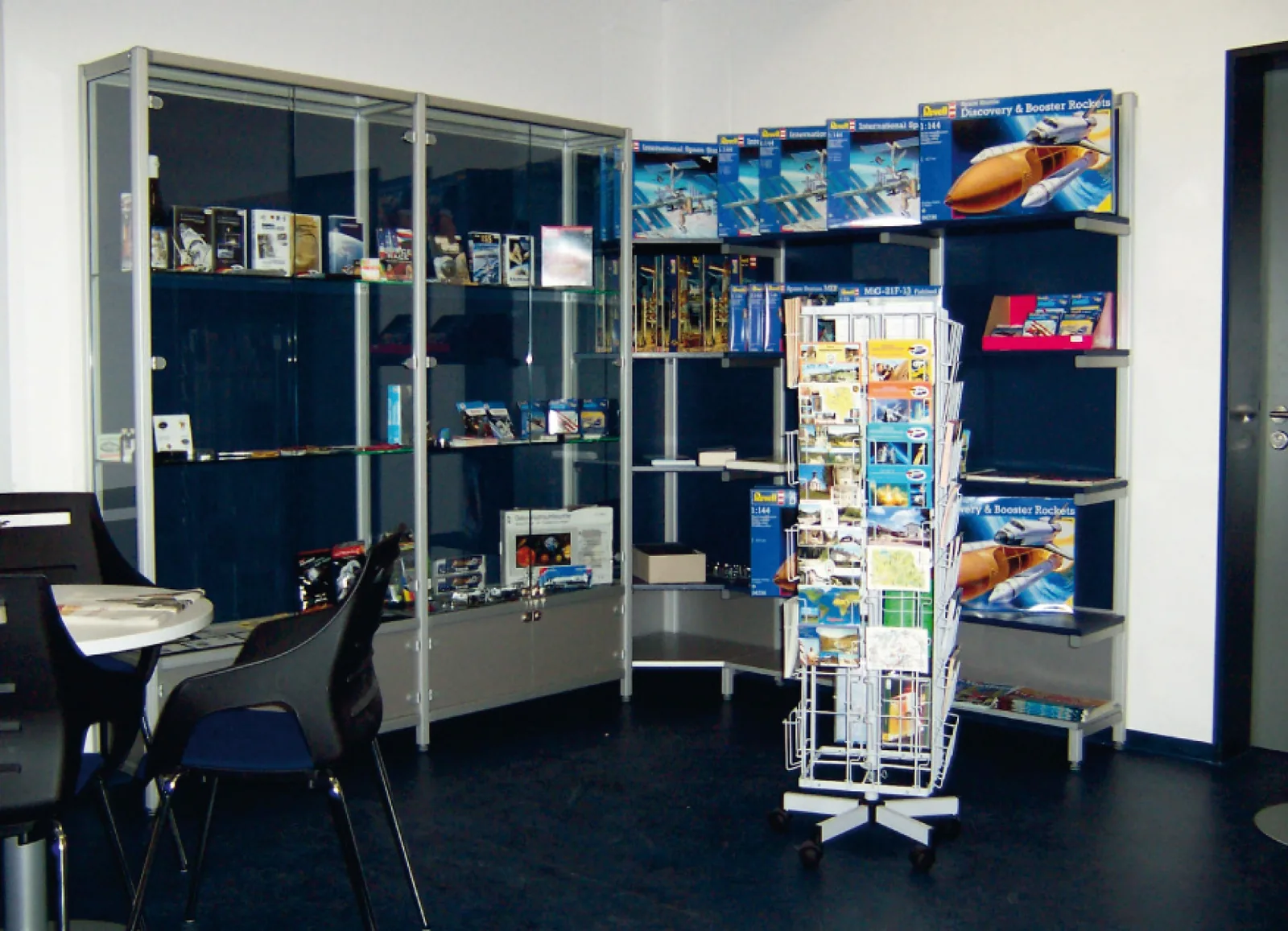 Verkaufsshop mit Vitrinen und Regalwänden mit Lamellenwänden und Fachböden — Deutsche Raumfahrtausstellung Morgenröthe-Rautenkranz, Morgenröthe-Rautenkranz