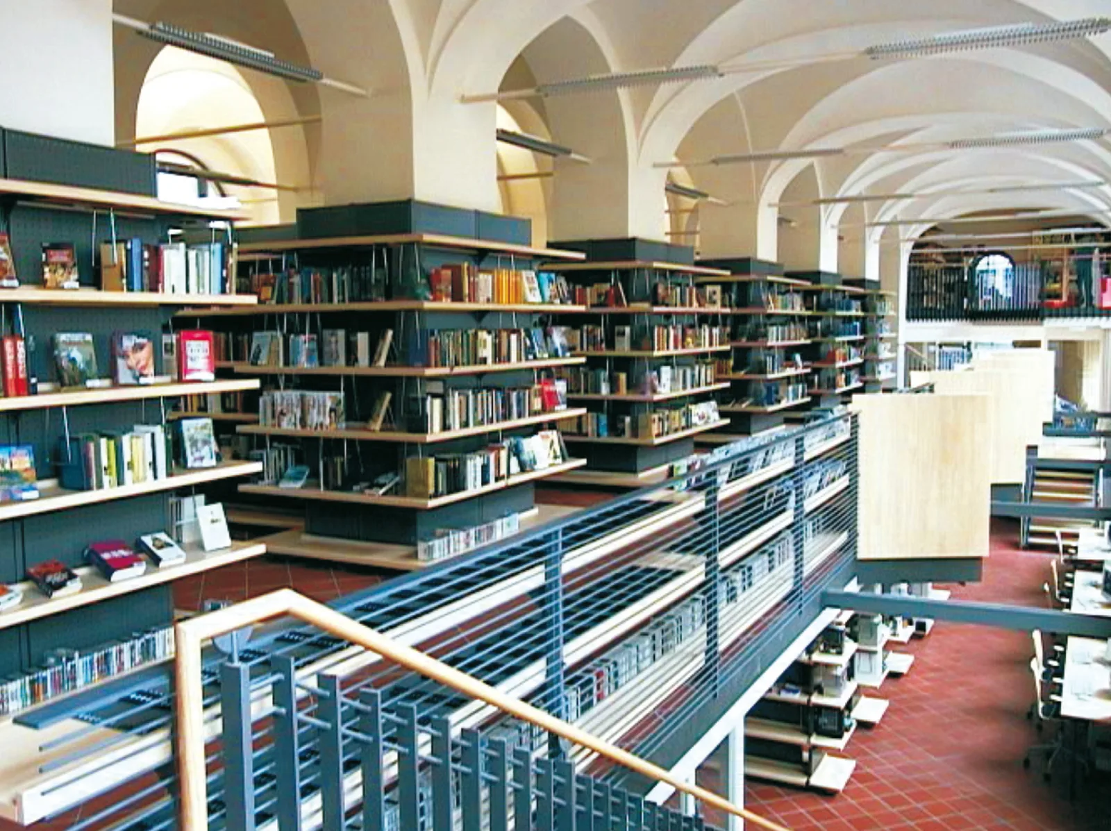 Bibliothek mit Pfeilerumbauten auf 2 Etagen — Stadtbibliothek Reichenbach, Reichenbach/Vogtland