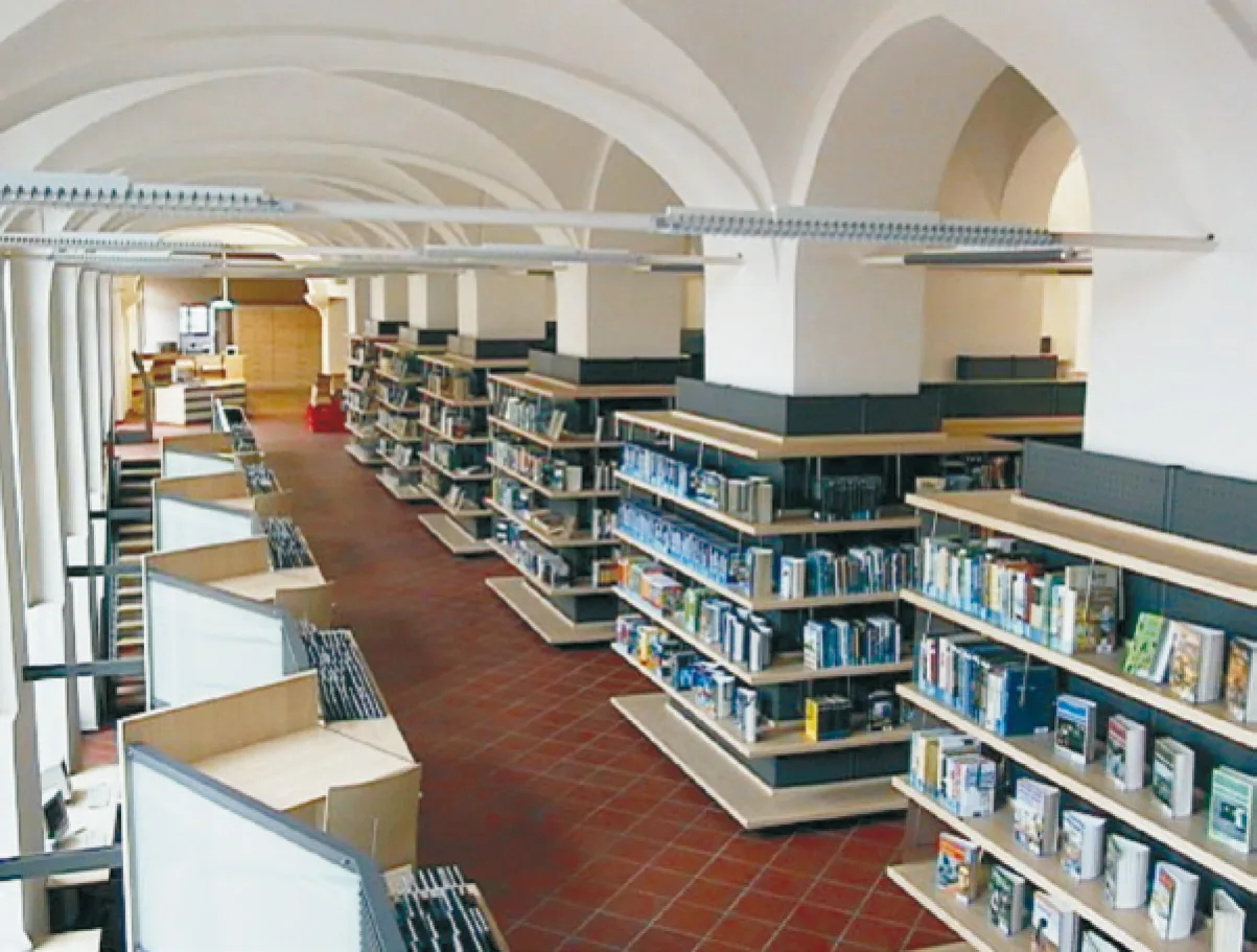 Leseplätze auf der Galerie — Stadtbibliothek Reichenbach, Reichenbach/Vogtland