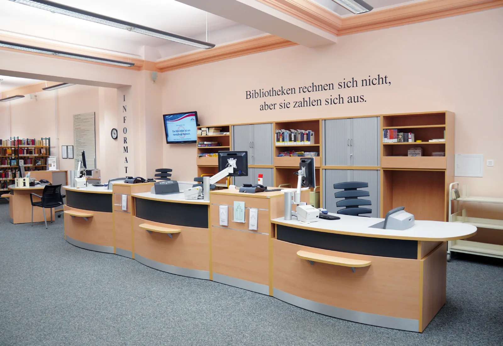 Thekenanlage mit elektromotorisch höhenverstellbaren Arbeitsplätzen — Stadtbibliothek Rostock, Rostock