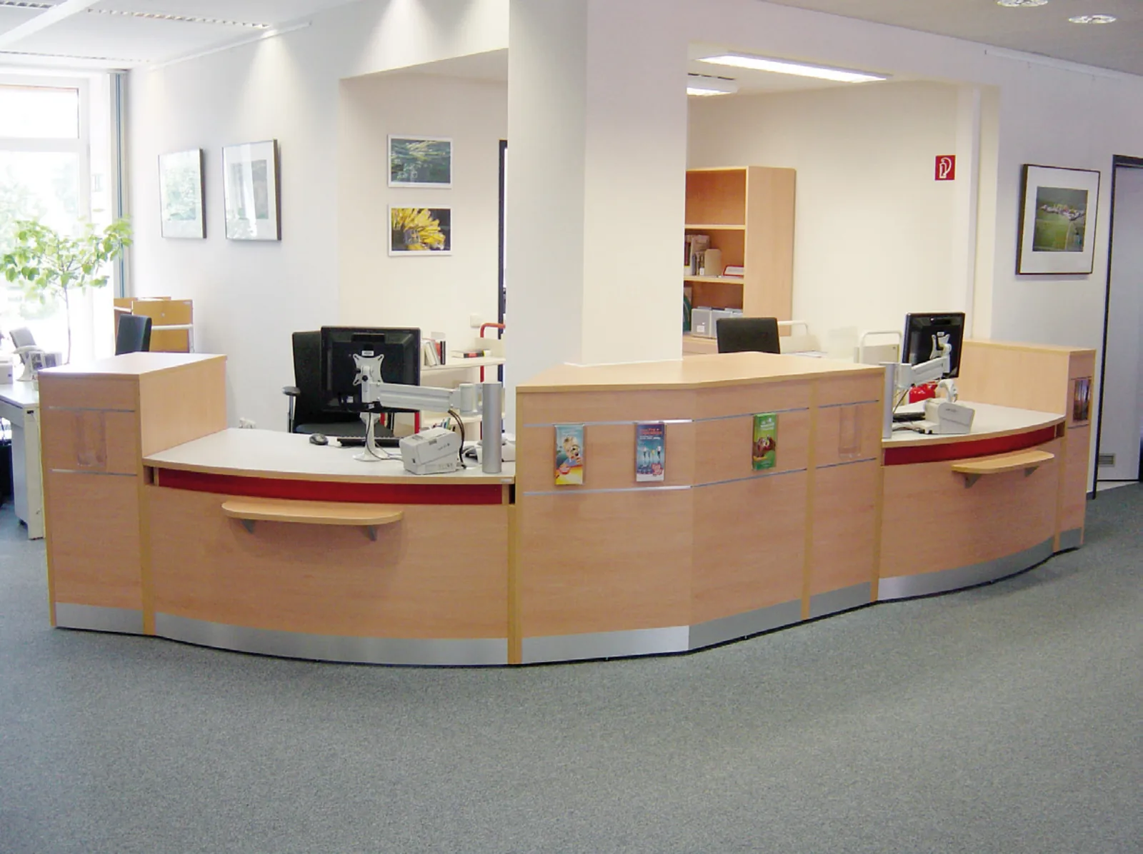 Thekenanlage mit Lamellen und Pfeilerumbau — Stadtbibliothek Rostock, Rostock