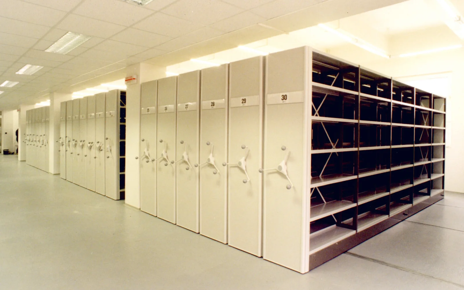 Fahrbare Regale — Medienzentrum Slovnaft Bratislava, Bratislava