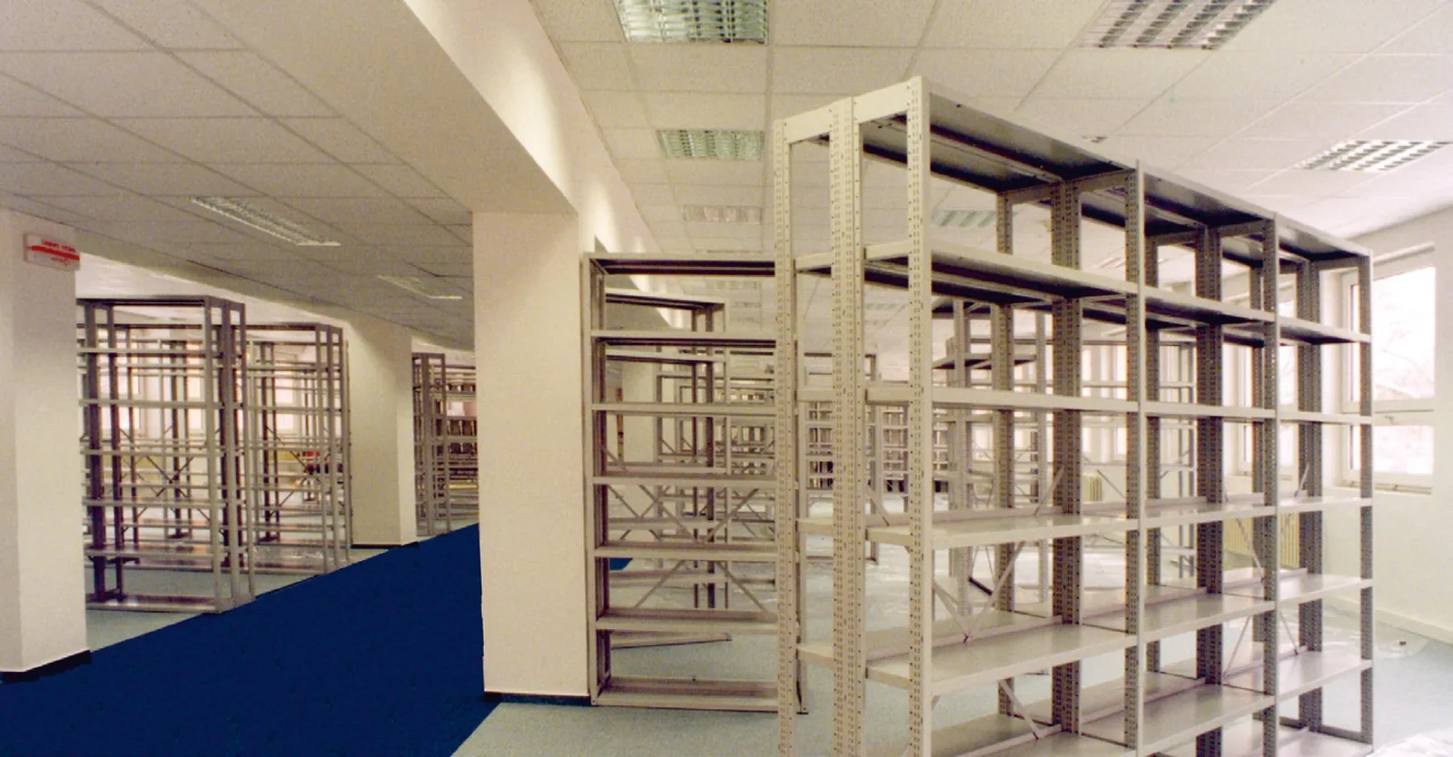 Freihandregale in einem Großunternehmen — Medienzentrum Slovnaft Bratislava, Bratislava
