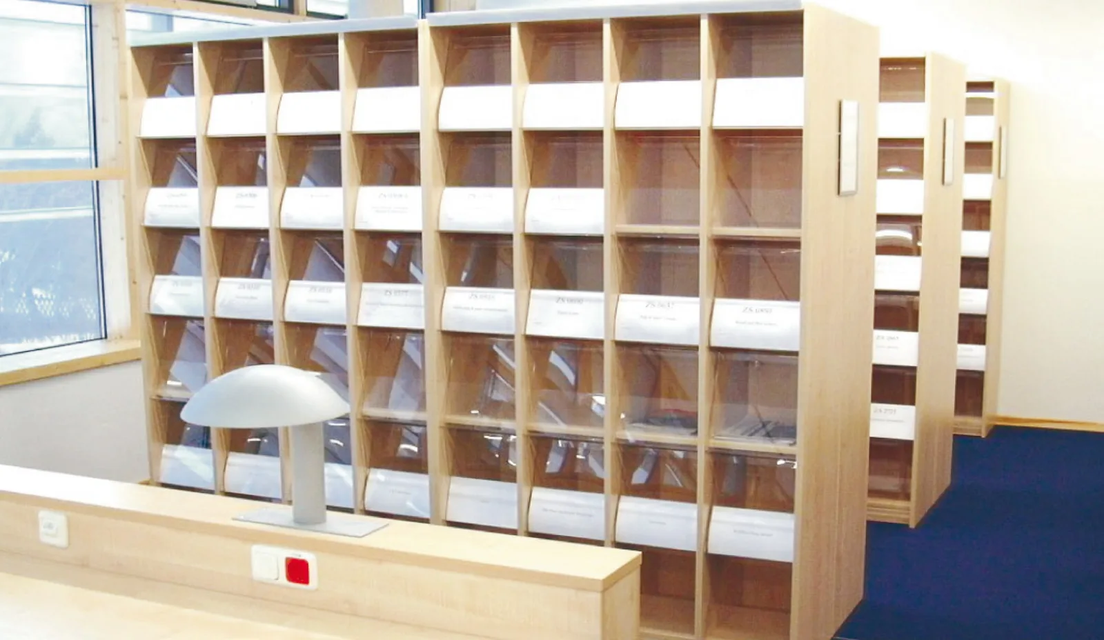 Zeitschriftenschränke mit Zeitschriftenklappen aus transparentem Acrylglas, auch zur Aufnahme einzelner Titelblätter — SLUB Dresden — Zweigbibliothek Forstwesen Tharandt, Tharandt