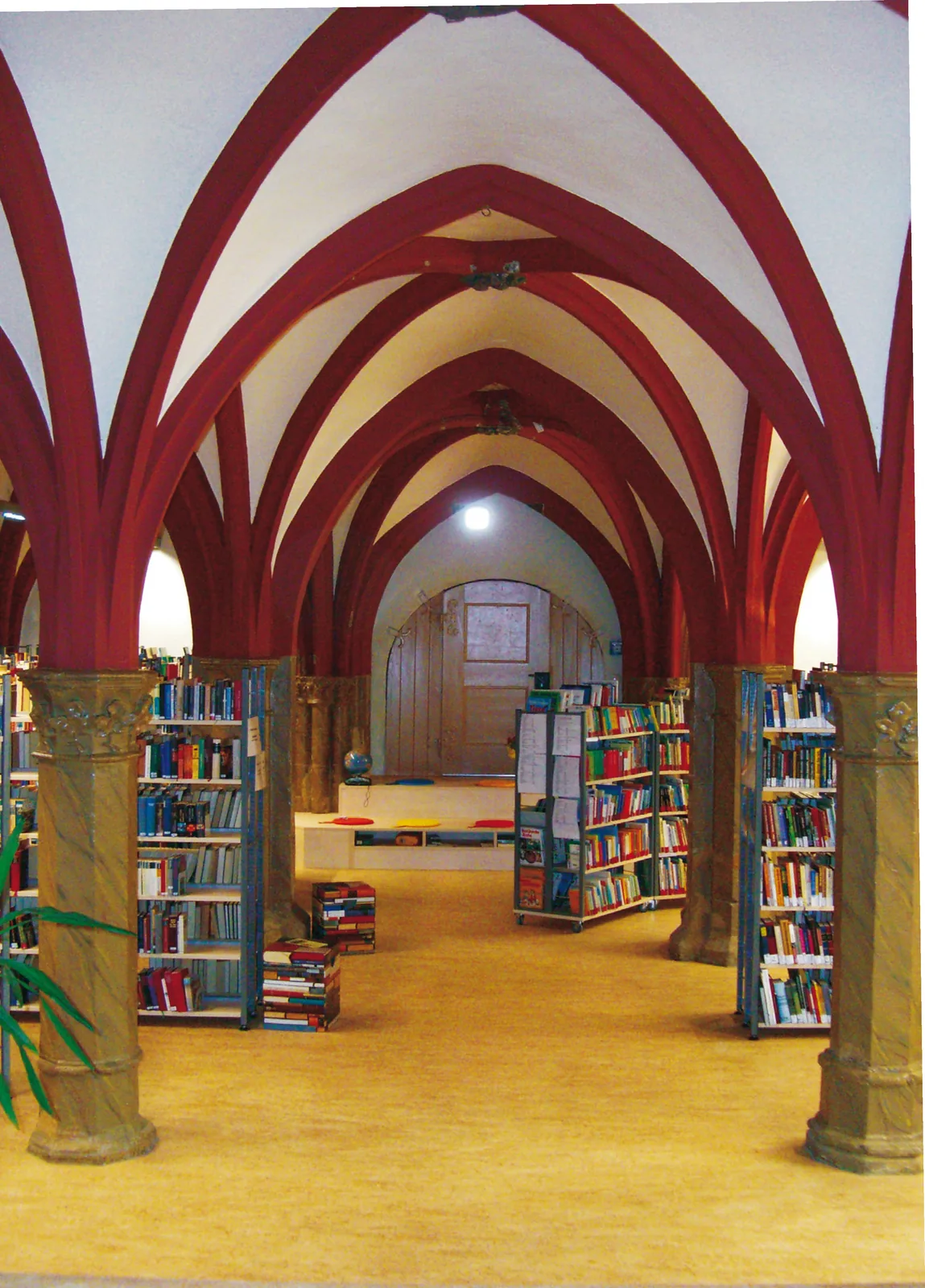Bibliothek mit zweistufigem Sitzpodest — Stadtbibliothek Stadtilm, Stadtilm