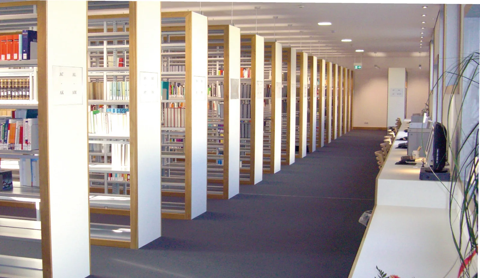 Regalsystem „VierAdd" mit Design-Holz-Verblendung — Staatliche Studienakademie & Evangelische Hochschule Dresden, Dresden