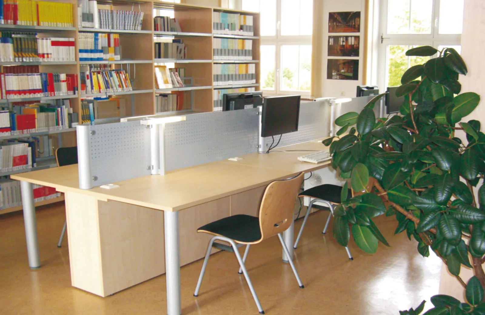 Arbeitstischkombination für acht Nutzer — Staatliche Studienakademie Leipzig, Leipzig