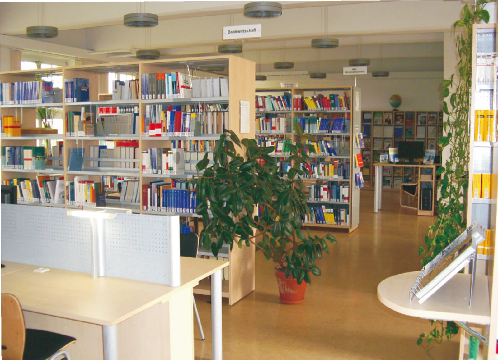 Regalsystem „Wange" mit Stahlfachböden — Staatliche Studienakademie Leipzig, Leipzig