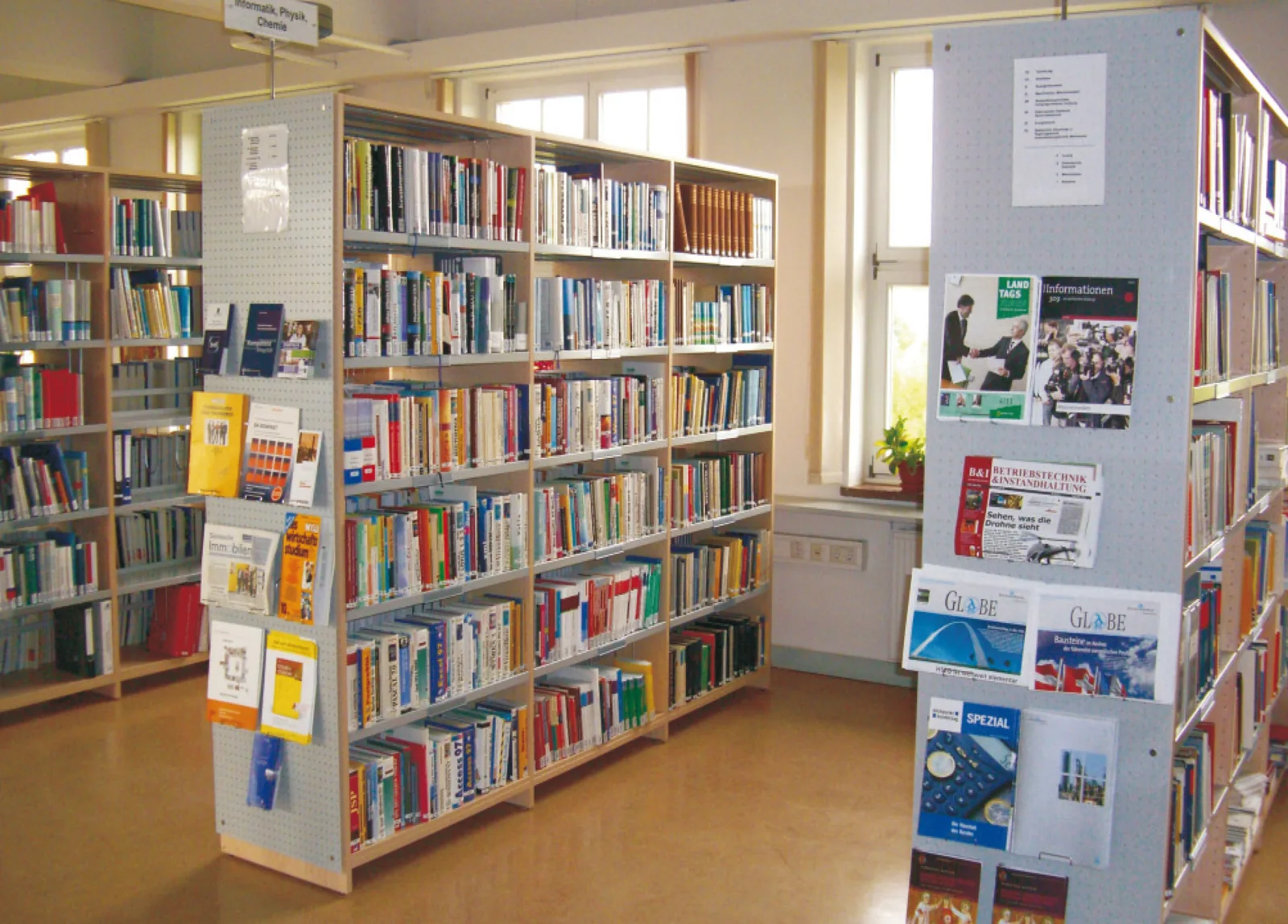 Stirnseitenverblendung mit Lochblechelementen — Staatliche Studienakademie Leipzig, Leipzig