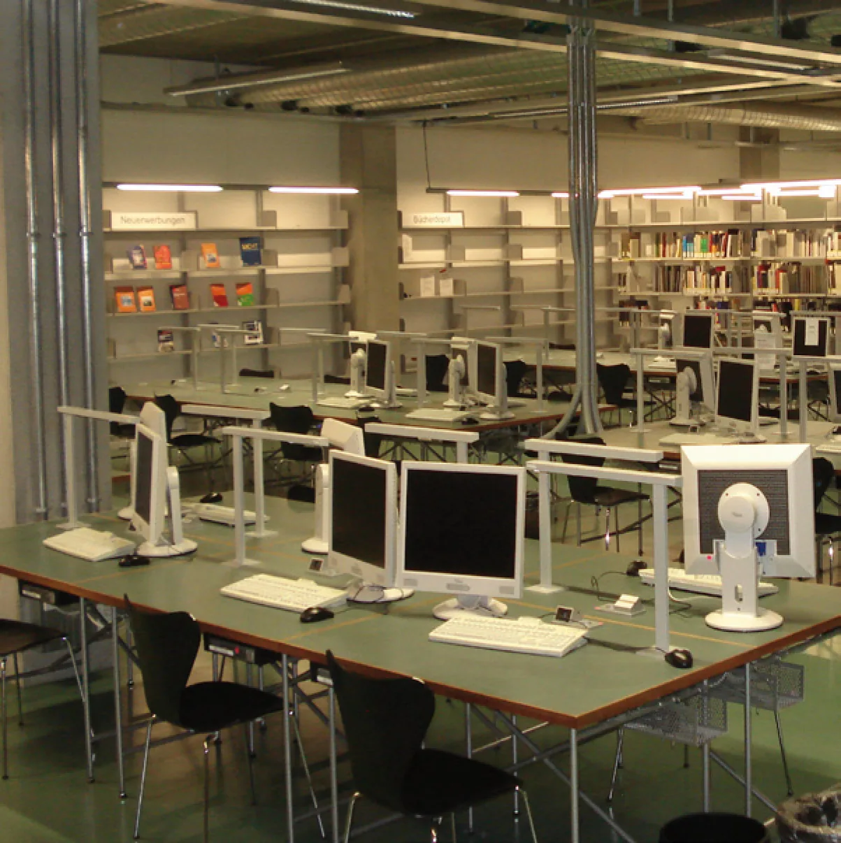 Tische mit Beleuchtung Julux — TU Berlin und UdK — Volkswagen-Universitätsbibliothek, Berlin