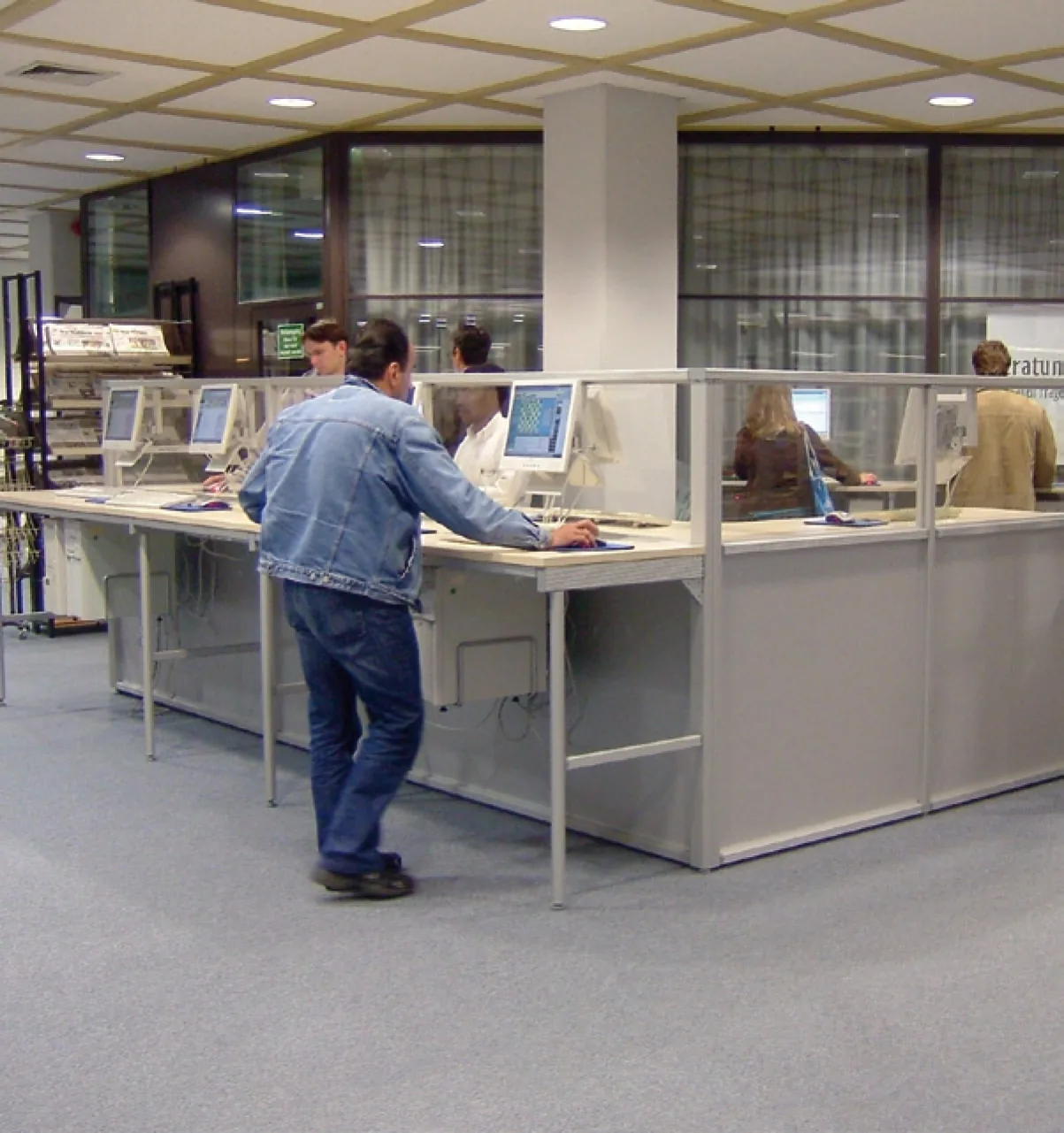 OPAC-Steharbeitsplätze mit hängenden Flachbildmonitoren und Trennwandelementen aus Acrylglas — Universitätsbibliothek Paderborn, Paderborn
