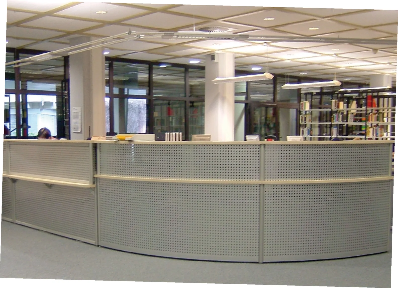 Thekenanlage mit gerundeten Elementen und Thekenaufsätzen, Thekenrückwände mit Designmaterial in Aluminium-Optik — Universitätsbibliothek Paderborn, Paderborn