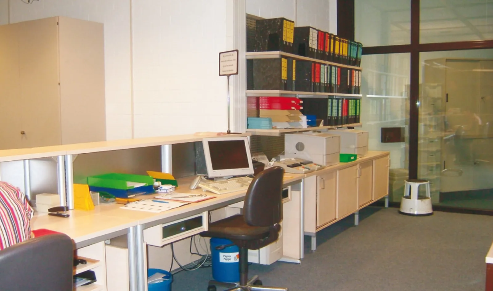 Thekenanlage von innen, elektromotorisch höhenverstellbar mit Kassen- und Technikeinbau sowie Regalsystem „Alulux" mit Schiebetürschränken — Universitätsbibliothek Paderborn, Paderborn