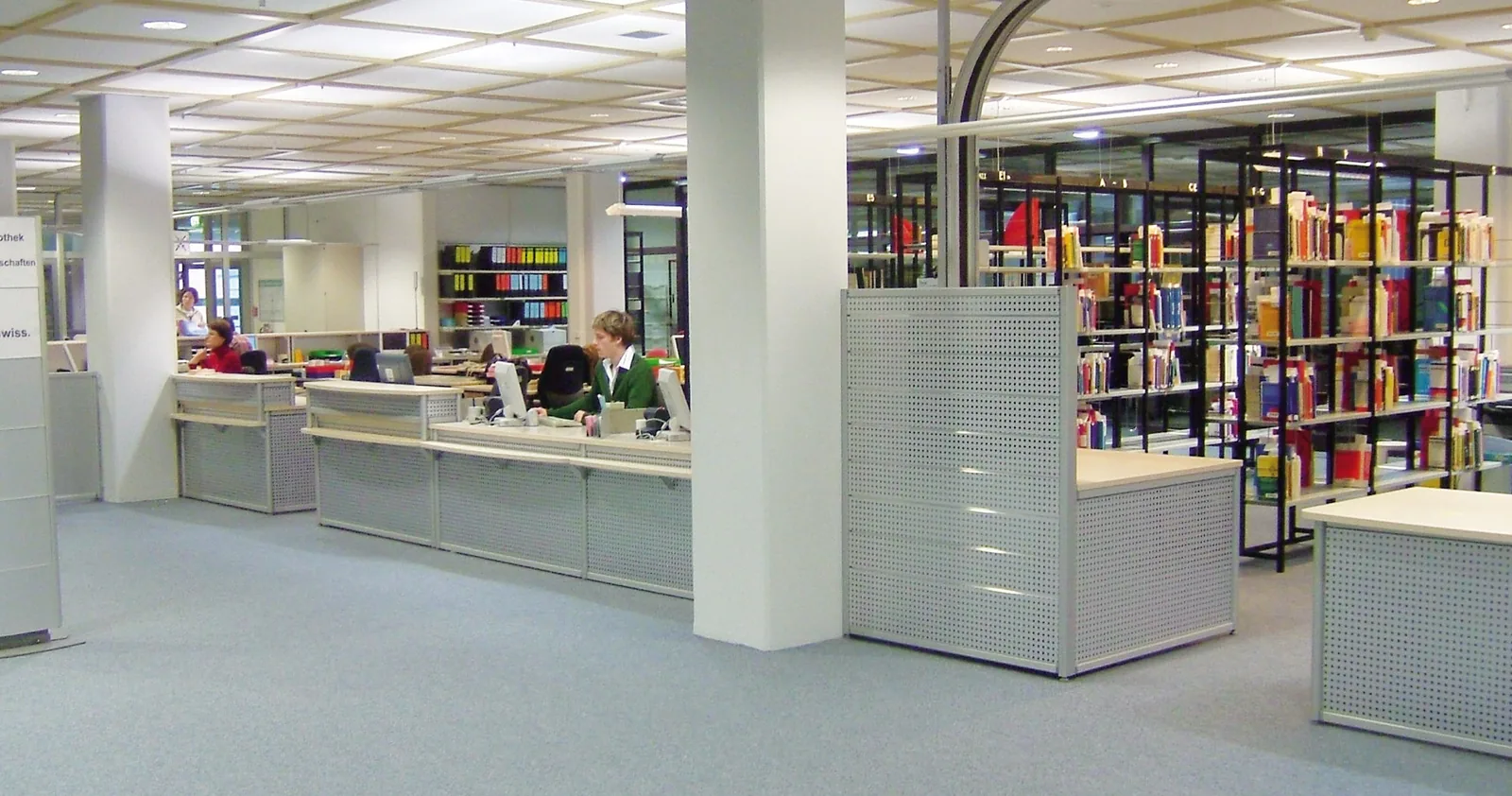 Thekenanlage mit Taschenablage und Präsentationswand — Universitätsbibliothek Paderborn, Paderborn