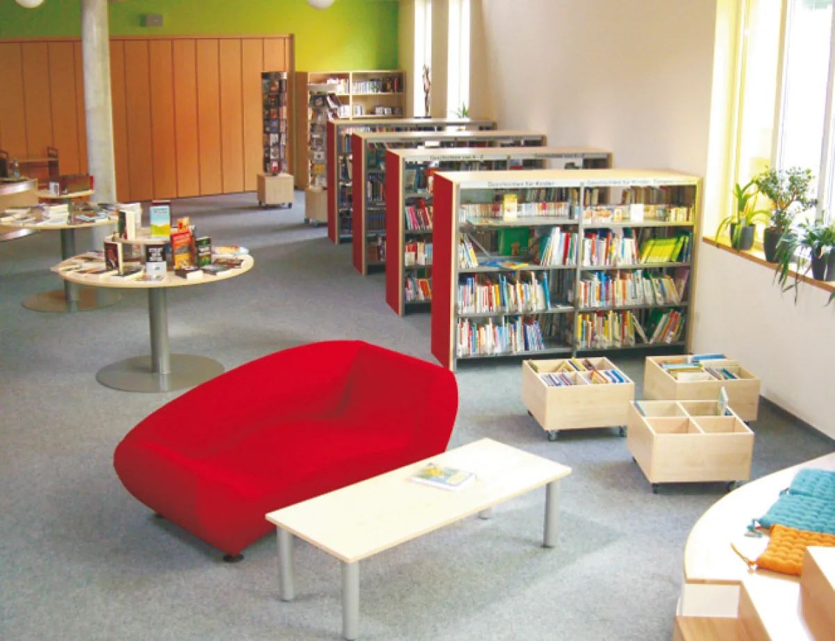 Bequeme Sitzelemente — Schul- und Gemeindebibliothek Zielitz, Zielitz