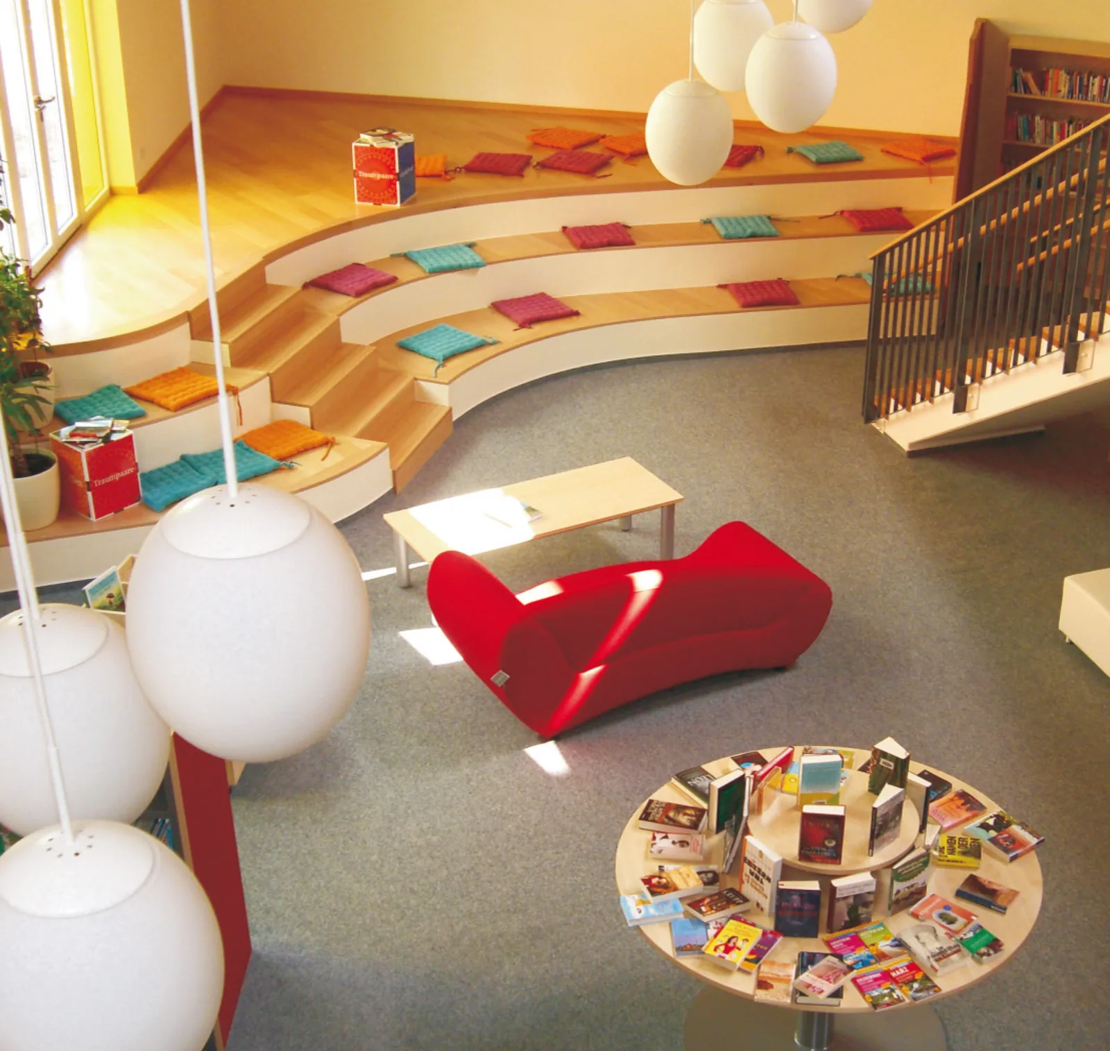 Bibliothek mit einem großzügigen dreistufigen Sitzpodest — Schul- und Gemeindebibliothek Zielitz, Zielitz