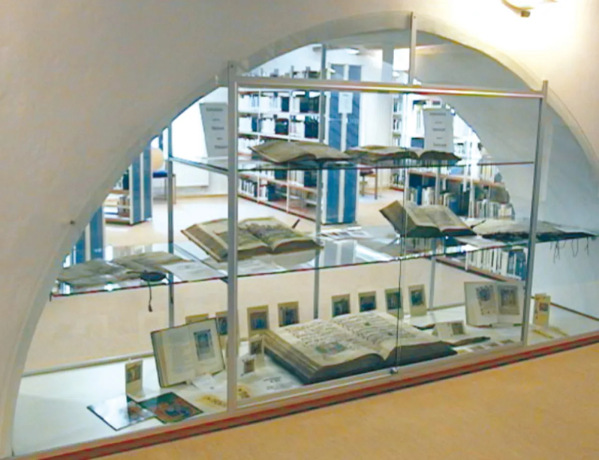 Glasvitrine, eingebaut in das 80 cm dicke Mauerwerk — Christian-Weise-Bibliothek Zittau, Zittau