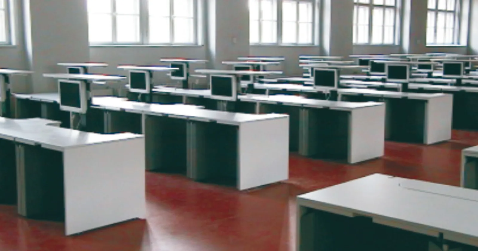 Schulungstische mit ausgefahrenen Monitoren / mit eingefahrenen Monitoren — Charité Berlin — Pathologisches Institut, Berlin