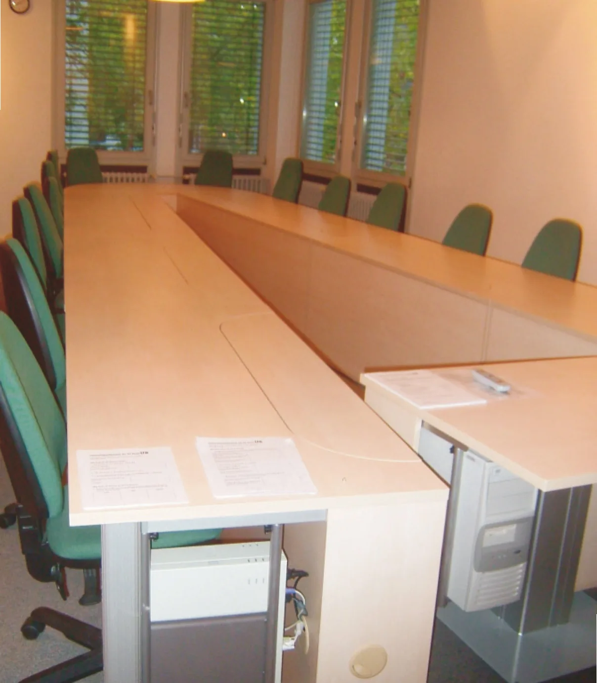 EDV-Schulungs- und Konferenzraum in Hufeisenform, Monitore versenkbar, komplett elektrifiziert — FU Berlin & Kennedy-Institut — Schulungsräume, Berlin