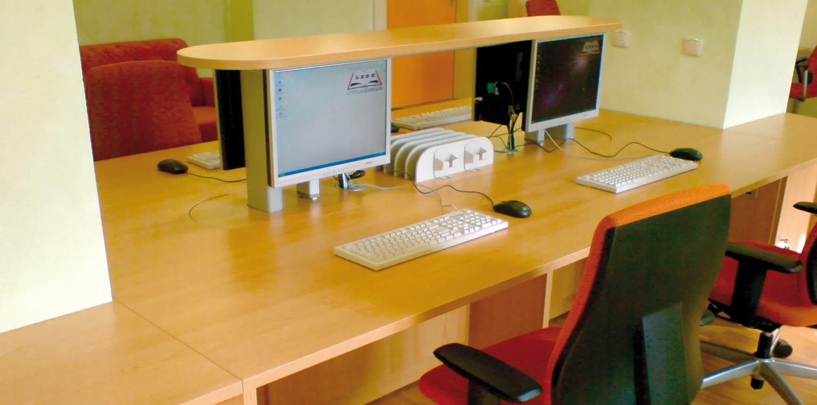Benutzungsfertige Schulungsinsel mit ausgefahrenen Monitoren — Carl-von-Bach-Gymnasium Stollberg, Stollberg