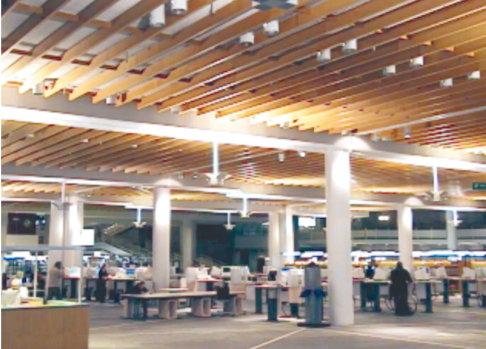 Steh- und Sitzarbeitsplätze sowie behindertengerechte elektromotorisch höhenverstellbare Arbeitstische — Staatsbibliothek zu Berlin — Haus 2 (Potsdamer Platz), Berlin
