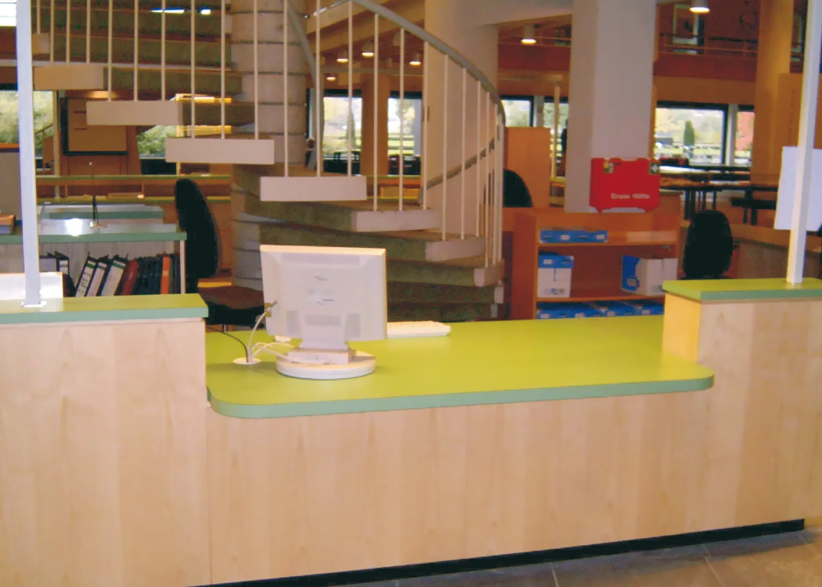 Thekenanlage mit RFID-Verbuchungstechnik, eingefahren auf Sitzhöhe / ausgefahren auf Stehhöhe — Staatsbibliothek zu Berlin — Haus 2 (Potsdamer Platz), Berlin