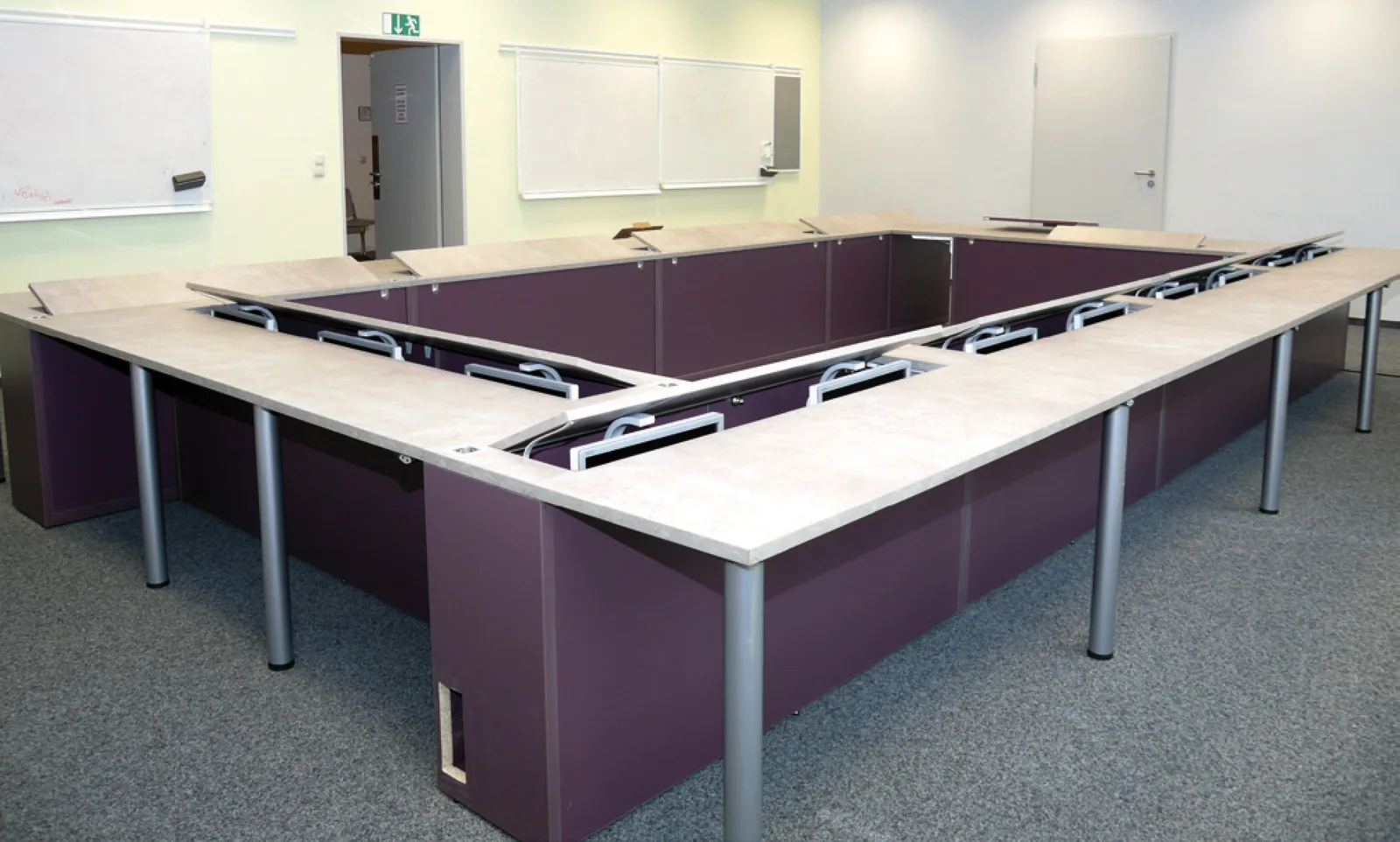 Der Ausfahr-Vorgang der Monitore. Zusätzlich sind E1-Elektrifizierungsrahmen flächenbündig eingearbeitet — Technische Hochschule Mittelhessen — Standort Friedberg, Friedberg