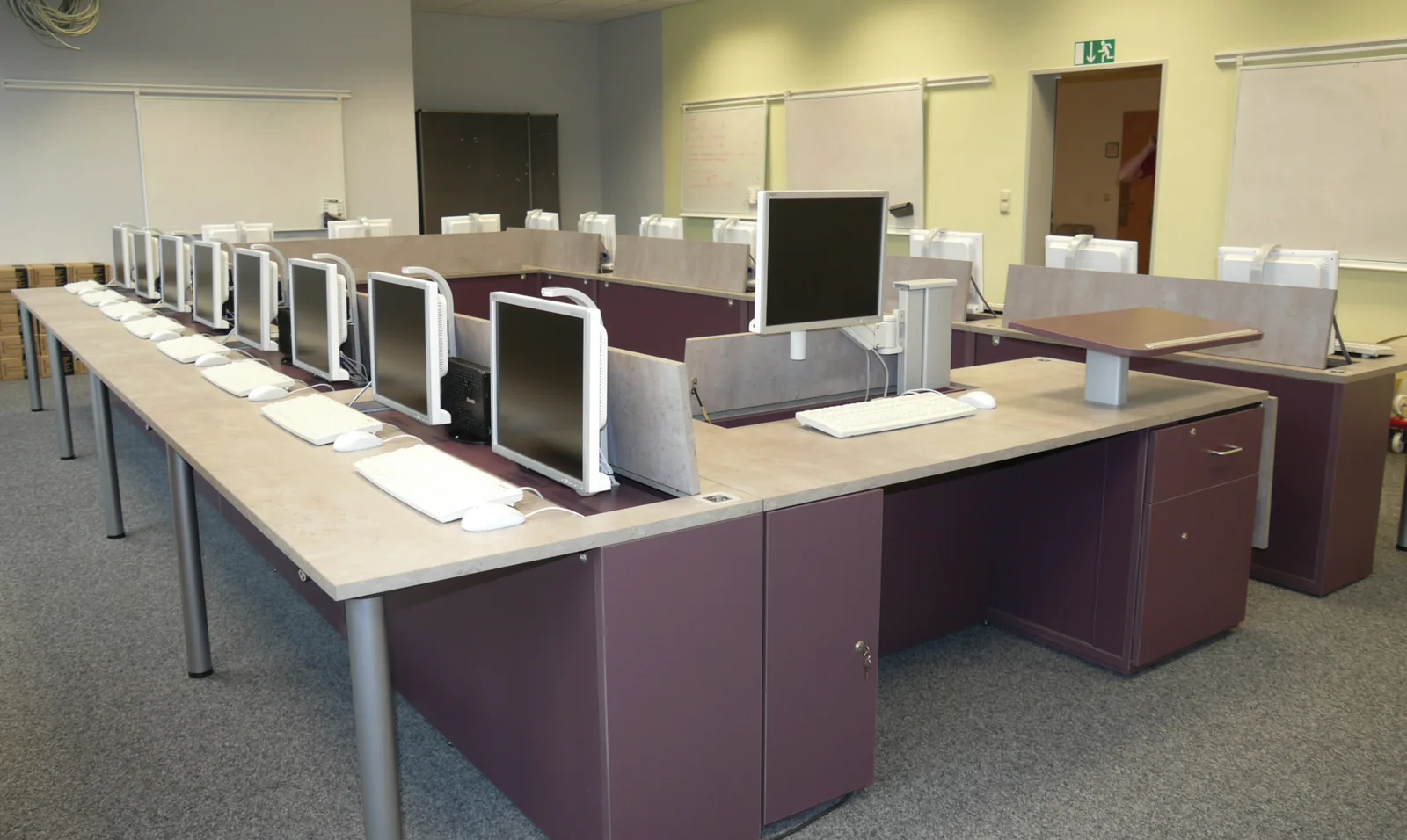 Schulungs- und Konferenzanlage mit ausgefahrenen Schulungstischen und der Dozententisch — Technische Hochschule Mittelhessen — Standort Friedberg, Friedberg